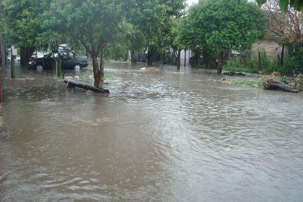 Por las fuertes lluvias, se registraron inundaciones en Capital y Provincia