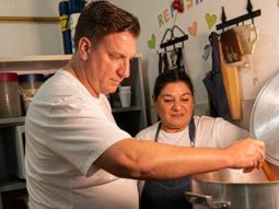 giro en un conflicto legal de maxi lopez: termino cocinando para una accion solidaria giro en un conflicto legal de maxi lopez: termino cocinando para una accion solidaria