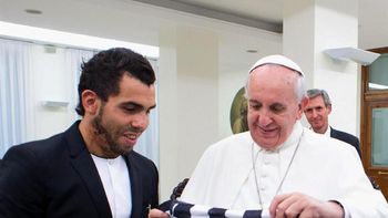 tevez visito junto a su familia al papa francisco en el vaticano tevez visito junto a su familia al papa francisco en el vaticano