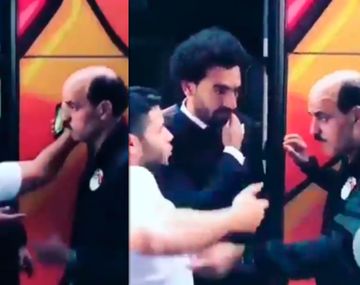 A Salah le tocaron el hombro lesionado para una foto: su reacción es imperdible