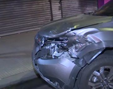 Fuerte choque entre camioneta y combi en colectora de la General Paz: dos heridos