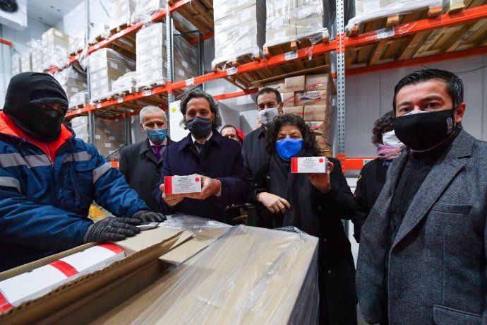 Cafiero recibió junto a Vizzotti las primeras vacunas de Sputnik V de producción local: Es un orgullo