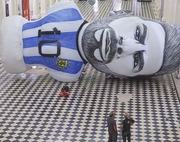 Instalan un Messi inflable gigante en el Obelisco