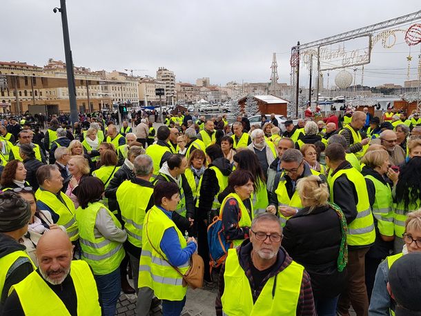 Francia: una mujer muerta y decenas de heridos en una manifestación contra la suba de la nafta