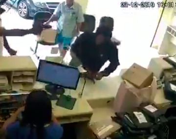 VIDEO: Un cliente mató a quemarropa a un ladrón en un local de ropa