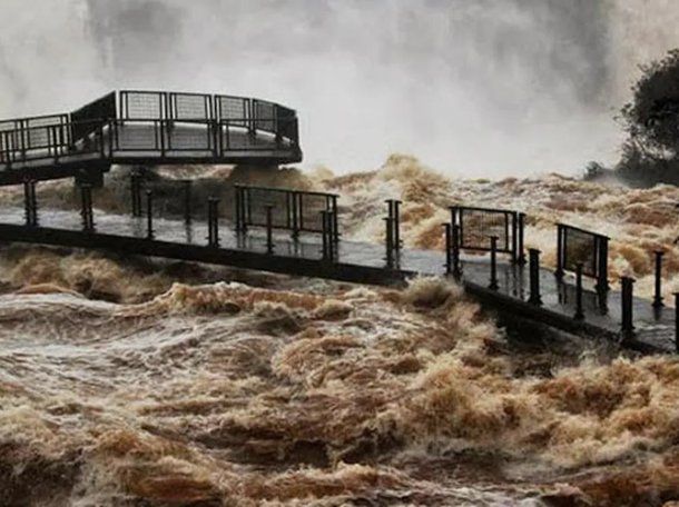 Cerraron el ingreso a las Cataratas del Iguazú por una impresionante crecida del río Paraná