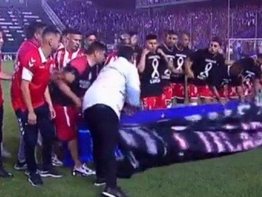 Polémica: así quitaron la bandera que pedía justicia por Lucas González