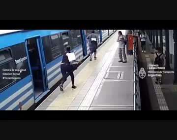 Ladrón cae a vías tras intento de robo y lo atrapan los pasajeros