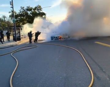 Un auto se prendió fuego en pleno Palermo
