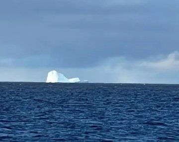 Un iceberg apareció cerca de la costa de Ushuaia.
