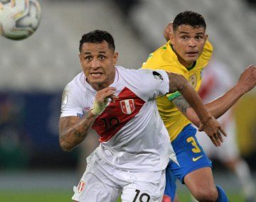Conmebol publicó los audios del VAR por la mano de Thiago Silva en el partido ante Perú