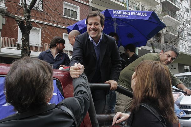 Recalde, de caravana por los barrios, se mostró confiado de cara a las PASO