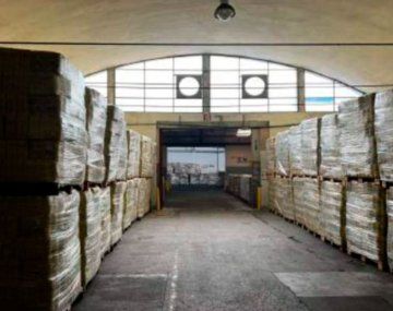 Grandes cantidades de pallets con mercadería que corresponderían a los alimentos almacenados sin entregar
