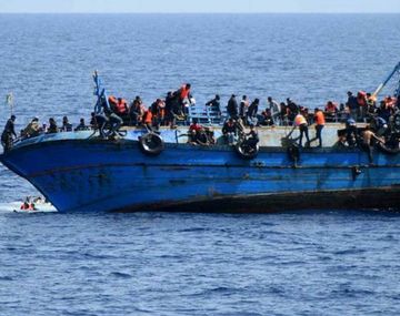 VIDEO: Así fue el vuelco de la barcaza con más de 500 migrantes frente a Libia