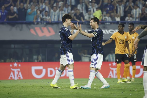 Con impecable asistencia de Lionel Messi, Julián Álvarez abrió el marcador ante Zambia