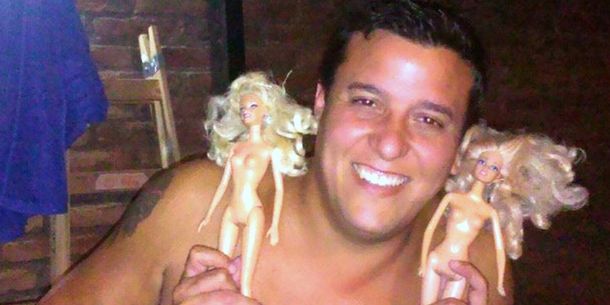 Estoy arrepentido, dijo el empleado público que se fotografió con dos Barbies en burla de Nisman