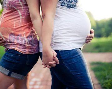 Quiso tener una relación abierta y terminó embarazando a su novia y a su suegra