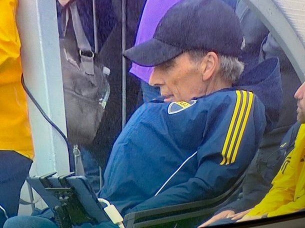 El video viral entre los hinchas de Boca: ¿Miguel Ángel Russo se quedó dormido en pleno partido?