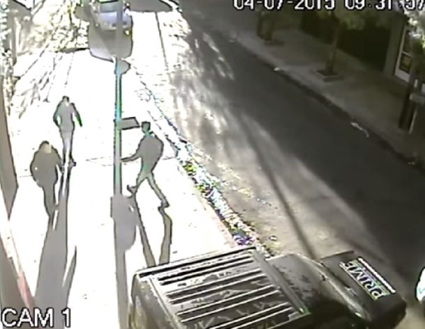 VIDEO: Se bajó, robó y escapó, todo a plena luz del día en Adrogué