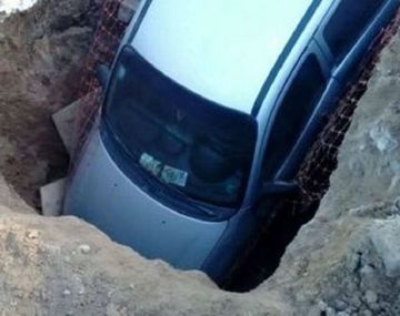 El auto dentro del pozo