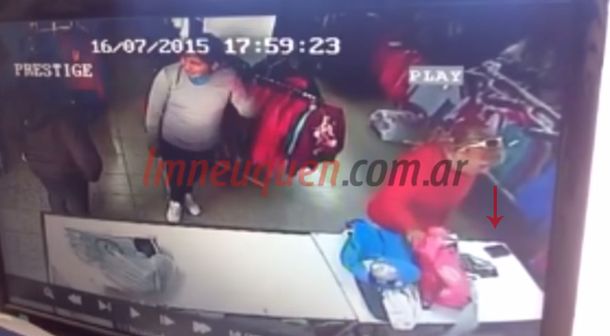 VIDEO: escrachó a la mujer que le robó el celular