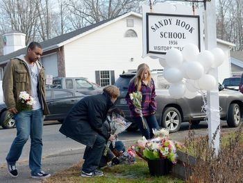 Sobrevivientes de la escuela de Newtown vuelven a clase