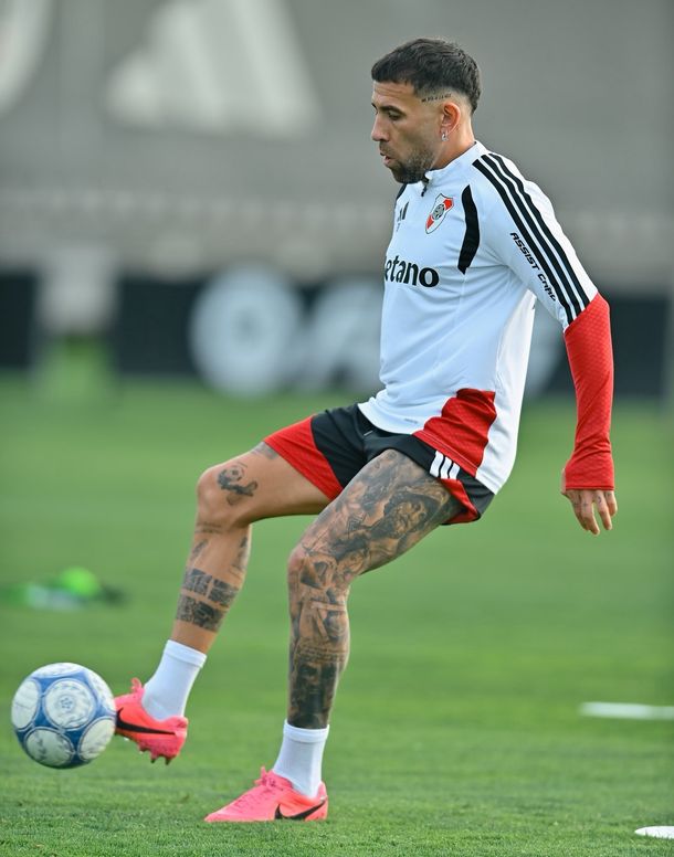 Nicolás Otamendi, en su primera práctica en River. Nicolás Otamendi, en su primera práctica en River.