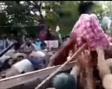 Un hombre fue rechazado por los manifestantes de la policía