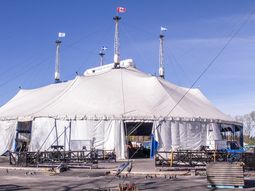 Mirá cómo se levantó la gran carpa blanca del Cirque du Soleil