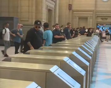 Controlan que usuarios no salten los molinetes en Constitución