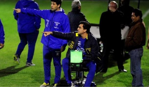 Le cortaron las piernas: el DT de Ecuador hoy va al partido en muletas
