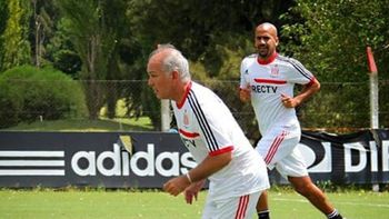 se juntaron los idolos: sabella y veron jugaron un partido se juntaron los idolos: sabella y veron jugaron un partido