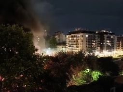 tension en colegiales por incendio de vagones abandonados: el impactante video tension en colegiales por incendio de vagones abandonados: el impactante video