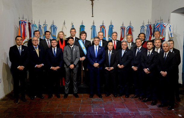 Los firmates del Pacto de Mayo.
