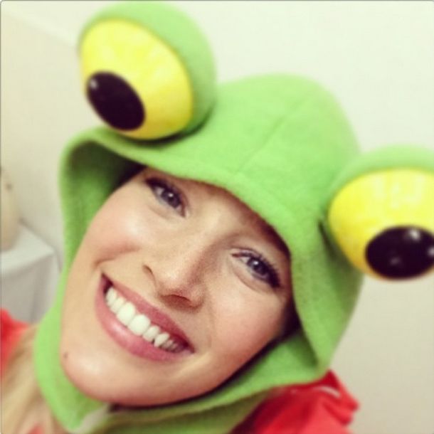 Luisana Lopilato se disfraza del sapo Pepe para cantarle a su hijo