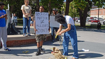 sigue la violencia racial en ee.uu.: disfrazado de mono, le dio bananas a manifestantes sigue la violencia racial en ee.uu.: disfrazado de mono, le dio bananas a manifestantes