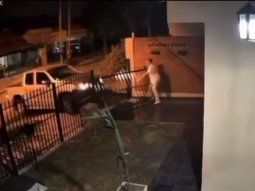 Le apuntaron a la cabeza, le robaron la camioneta y le destruyeron el portón