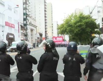 Tensión en el Puente Pueyrredón en medio del paro de la CGT