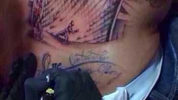 insolito: tras errar un gol historico, el chileno pinilla se lo tatuo en la espalda insolito: tras errar un gol historico, el chileno pinilla se lo tatuo en la espalda