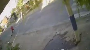 simulo que esperaba el colectivo y arrastro a una mujer por la calle para robarle simulo que esperaba el colectivo y arrastro a una mujer por la calle para robarle