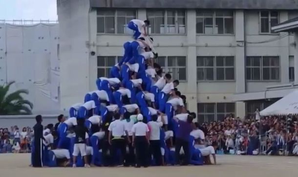 VIDEO: Hicieron una pirámide humana pero al final se derrumbó y causó pánico
