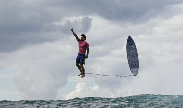 La foto más viral de los Juegos Olímpicos de París 2024: quién es el surfista Gabriel Medina