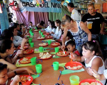 Efecto Milei: el 80% de los vecinos de barrios de La Plata come sólo dos veces al día