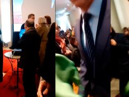 En la semana definitoria, Macri recibió un pañuelo de la campaña a favor del aborto