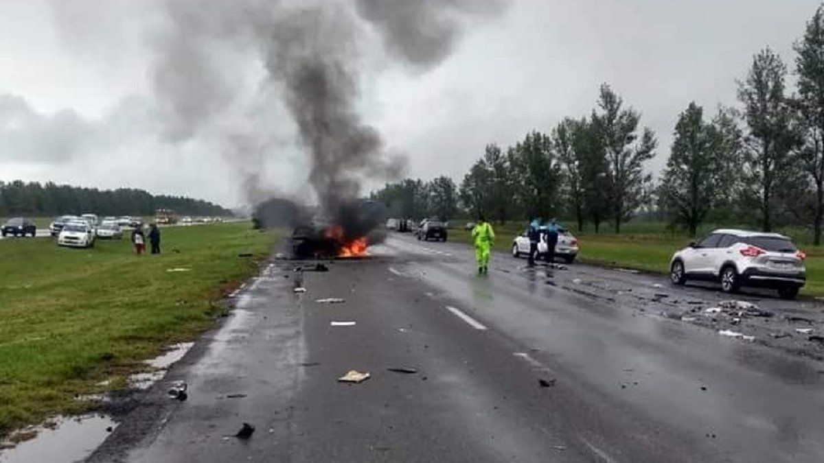 Impresionante Choque Múltiple En Ruta 9: Un Auto Se Incendió Y Hay Tres ...