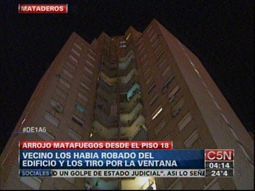 Locura en Mataderos: tiró matafuegos desde un piso 18