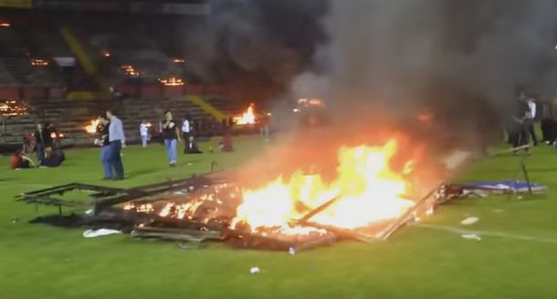 El peor final: un equipo descendió y sus hinchas prendieron fuego su estadio