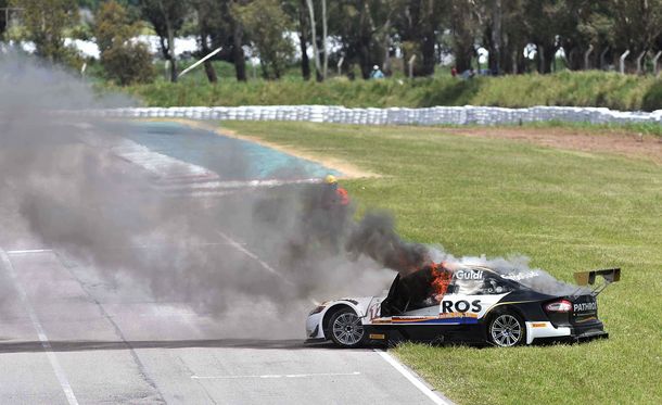 El piloto que escapó de su auto incendiado está fuera de peligro