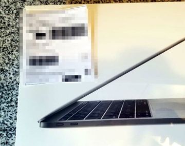 Compró una notebook por internet y le llegó un ladrillo de madera