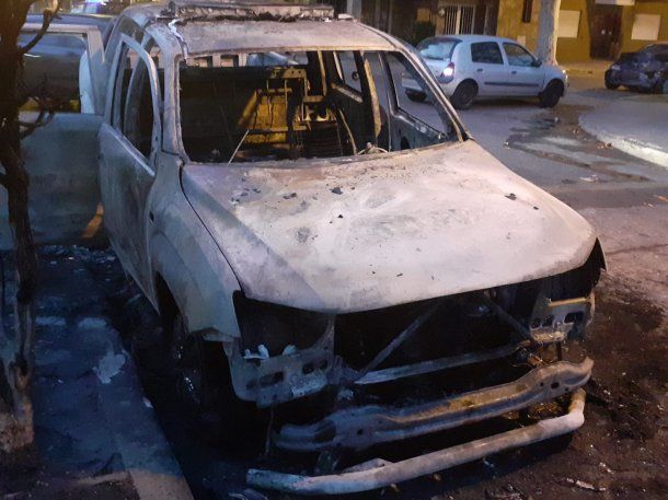 Rosario: bomba molotov, patrullero incendiado y mensaje mafioso en una comisaría